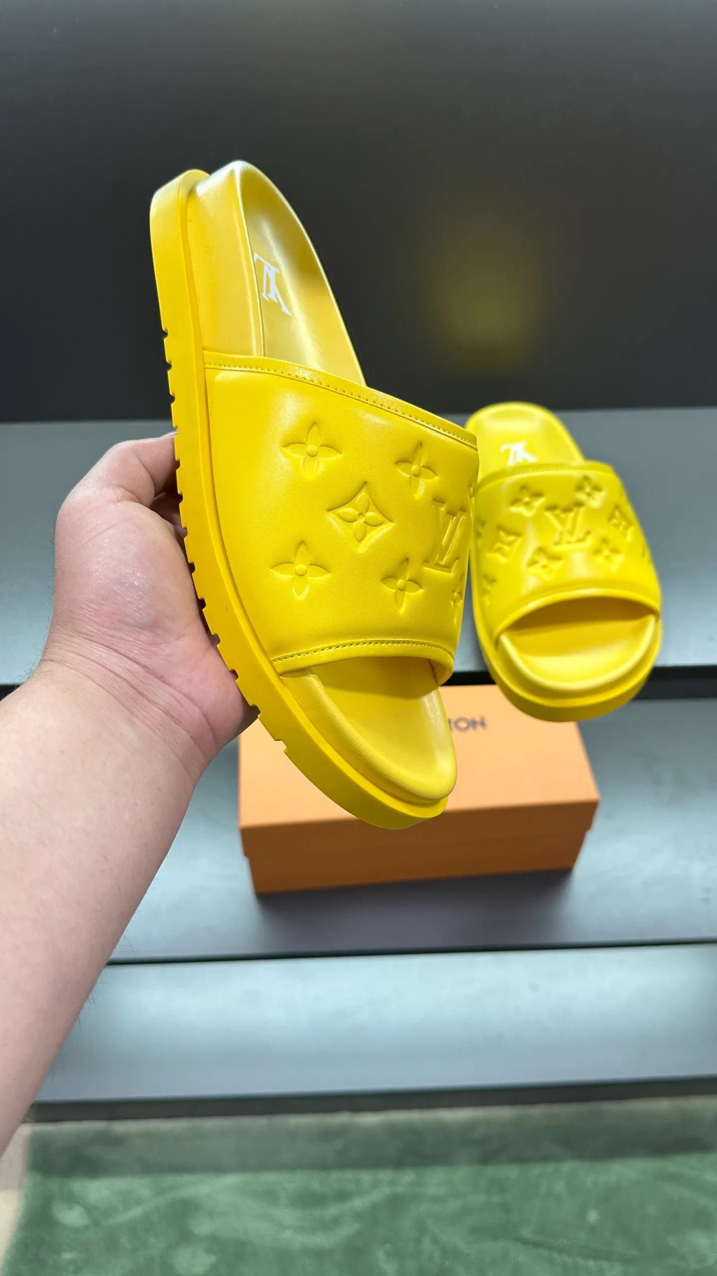 [L Home] P: 300💰Size: 38-45 Top purchasing lv men's summer slippers, classic presbyopia with soft real leather lining, unique color splicing effect, distinctive personality, fashionable and trendy essential style, light and comfortable. Lightweight and tough rubber insole, micro ridged foam outsole, super comfortable!